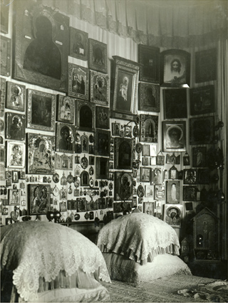 Ил. 5. Спальня Николая II и Александры Фёдоровны в Александровском дворце. 1930-е