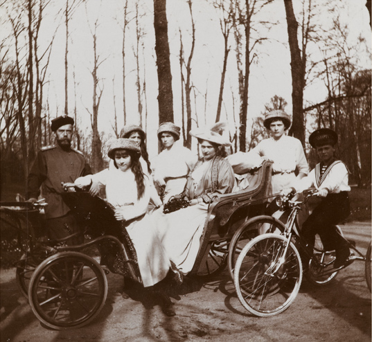 Ил. 7. Императорская семья на прогулке в Александровском парке. 1913