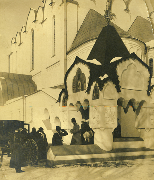 Ил. 6. Император Николай II с дочерьми у Царского входа в Феодоровский собор. 1913–1917