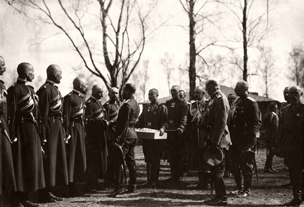 Ил. 7. Христосование Николая II с Конвоем Его Императорского Величества. 1916