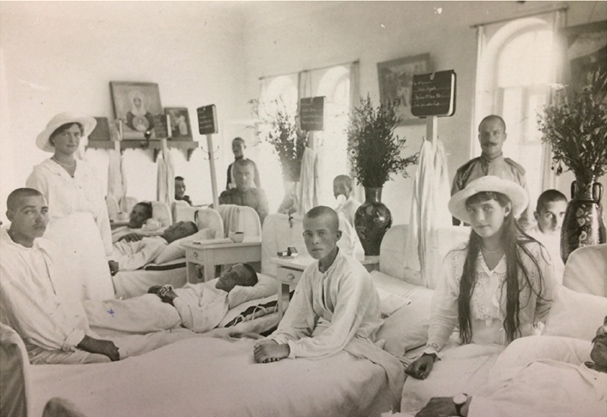 Ил. 9. Великие княжны Мария и Анастасия среди раненых лазарета при Феодоровском соборе. 1916