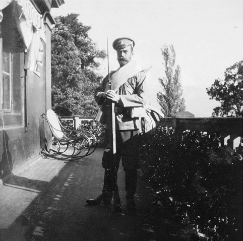 Ил. 1. Император Николай II в полном снаряжении старшего унтер-офицера Лейб-гвардии 1-го стрелкового Его Величества батальона. 1909