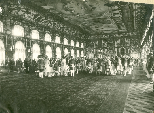 Ил. 6. Обед в Большом зале Екатерининского дворца. 1911