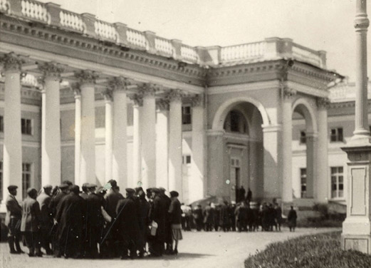 Ил. 12. Экскурсанты перед Александровским дворцом. 1920–1930-е