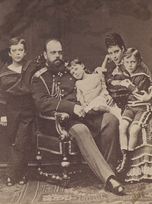 Ил. 3.   Великий князь Александр Александрович с супругой Марией Фёдоровной и детьми. Около 1890