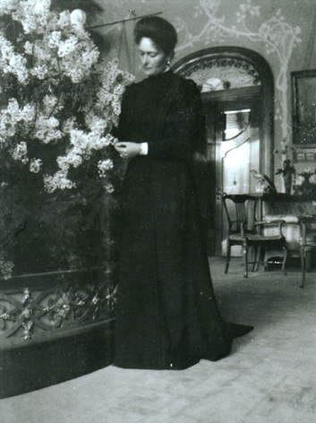 Ил. 6. Александра Фёдоровна в Кленовой гостиной. 1900-е
