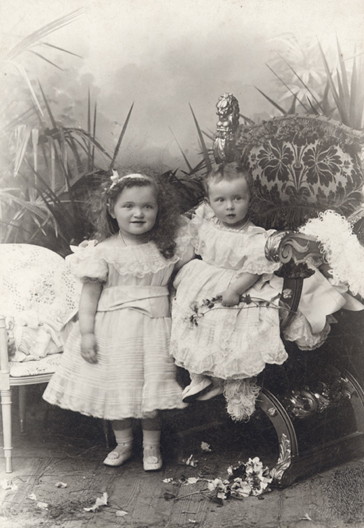 Ил. 7. Великие княжны Ольга и Татьяна. Около 1898