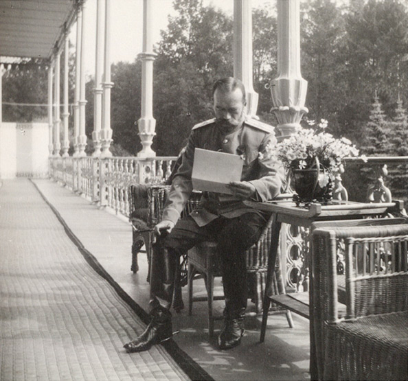 Ил. 9. Николай II на балконе Александровского дворца. 1910-е