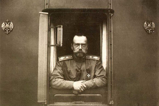 Ил. 12. Николай II в вагоне поезда. 1917